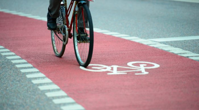 Trabajador en bicicleta en carretera, accidente in itinere reconocido como laboral.